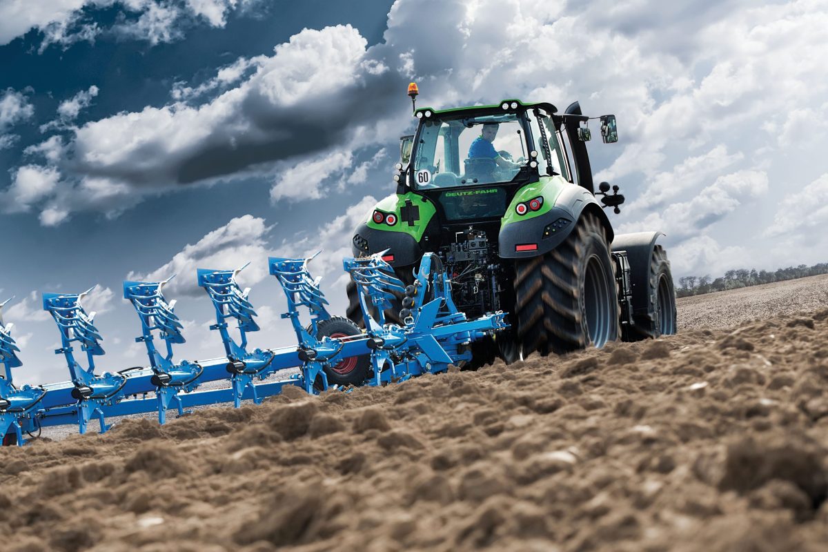 Traktor na oranie